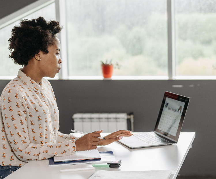 Teacher using AI in the classroom.